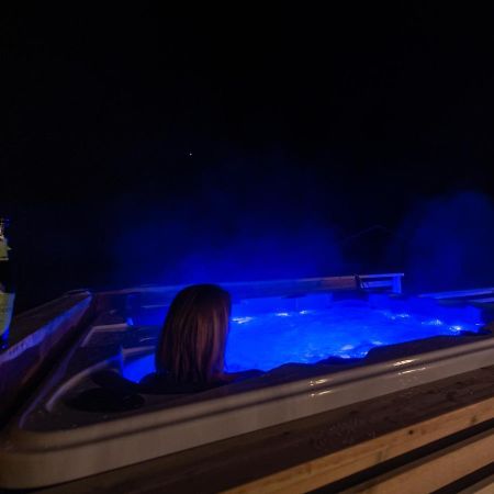 Arctic Lodge Tromvik With Jacuzzi Тромсьо Екстериор снимка