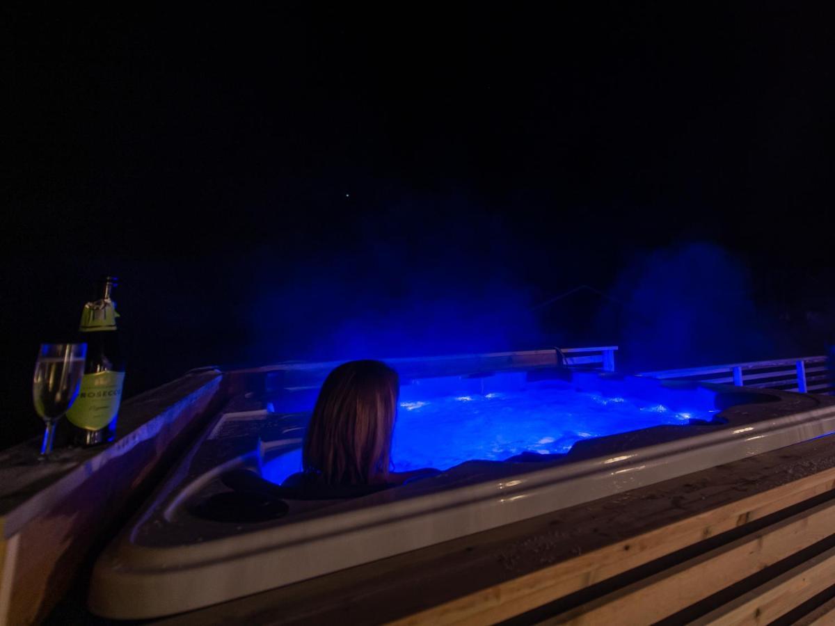 Arctic Lodge Tromvik With Jacuzzi Тромсьо Екстериор снимка
